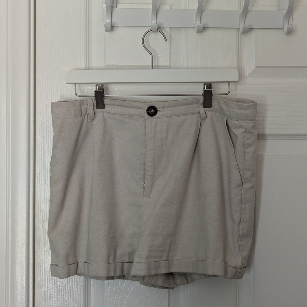 Cider Cream Buttoned Shorts